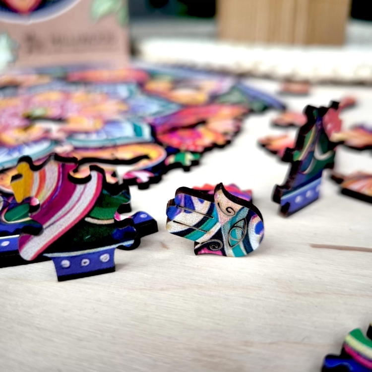 zbliżenie na unikalny element puzzla trzymany w dłoni