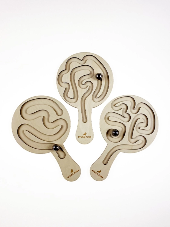 Trzy drewniane labirynty Sounds Wood ułożone jeden na drugim, różne wzory.