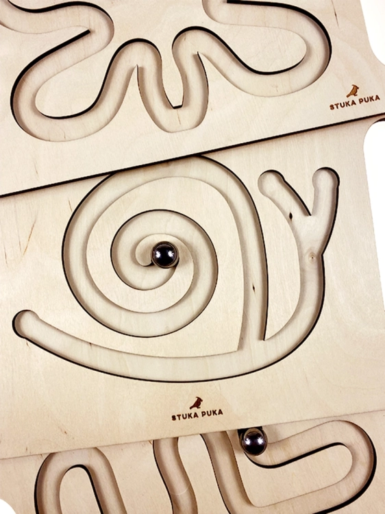 Zbliżenie na drewniane labirynty Sounds Wood, widoczne ścieżki i metalowe kulki.