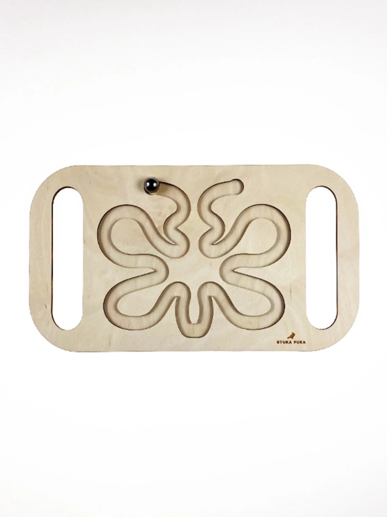 Drewniany labirynt Sounds Wood w kształcie abstrakcyjnym z metalową kulką.