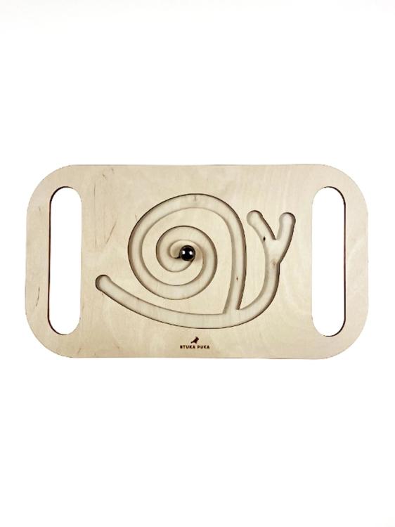 Drewniany labirynt Sounds Wood z motywem ślimaka i metalową kulką.