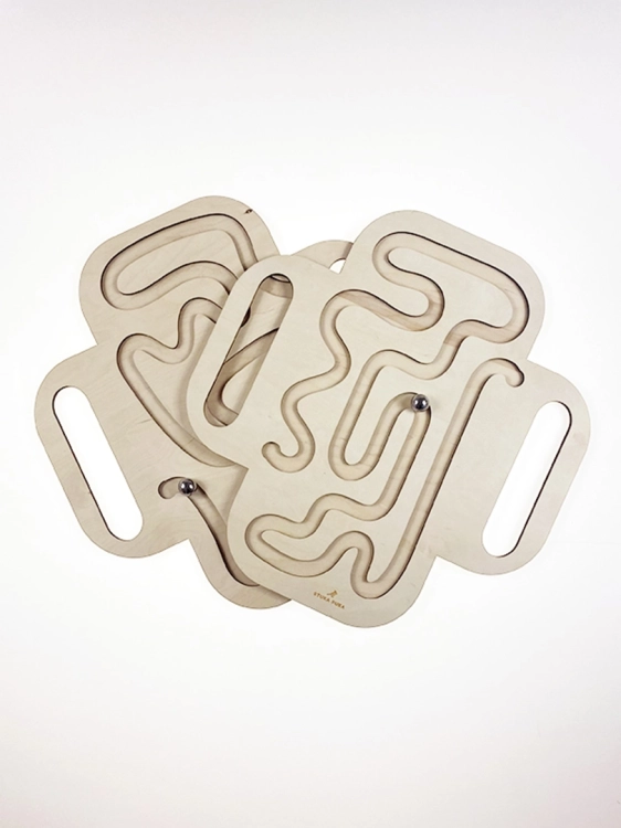 Zestaw drewnianych labiryntów Sounds Wood ułożonych warstwowo.