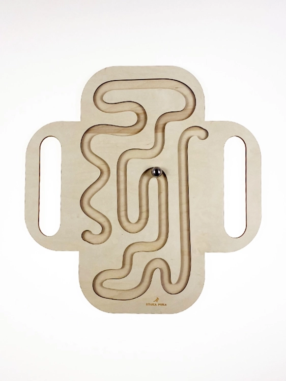 Drewniany labirynt Sounds Wood w kształcie krzyża z metalową kulką.