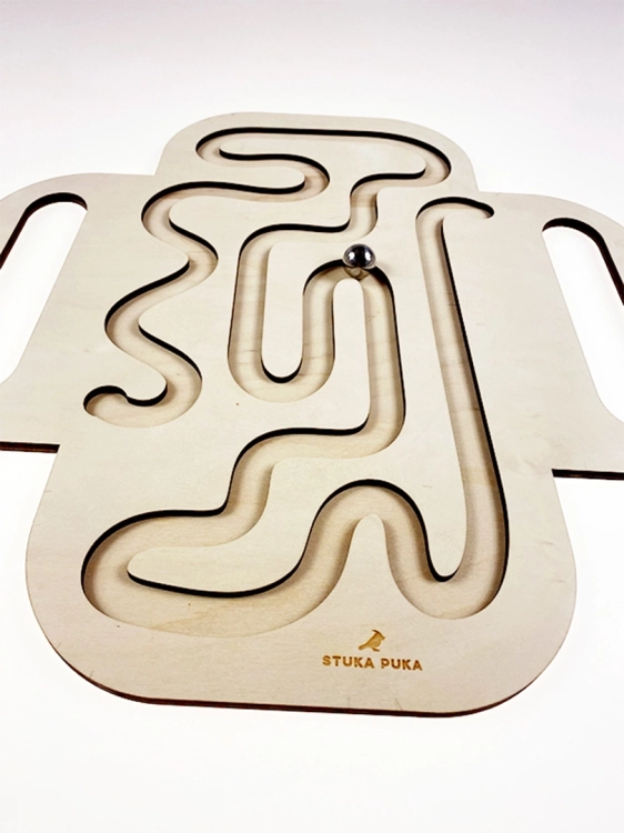 Detal drewnianego labiryntu Sounds Wood, widoczne wyżłobienia ścieżki.