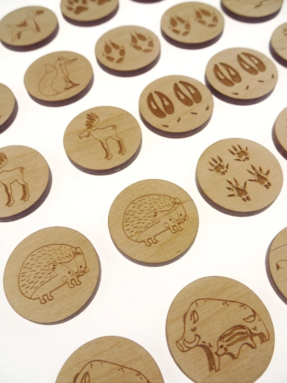 Detal drewnianych elementów gry pamięciowej Jesteś na tropie Sounds Wood