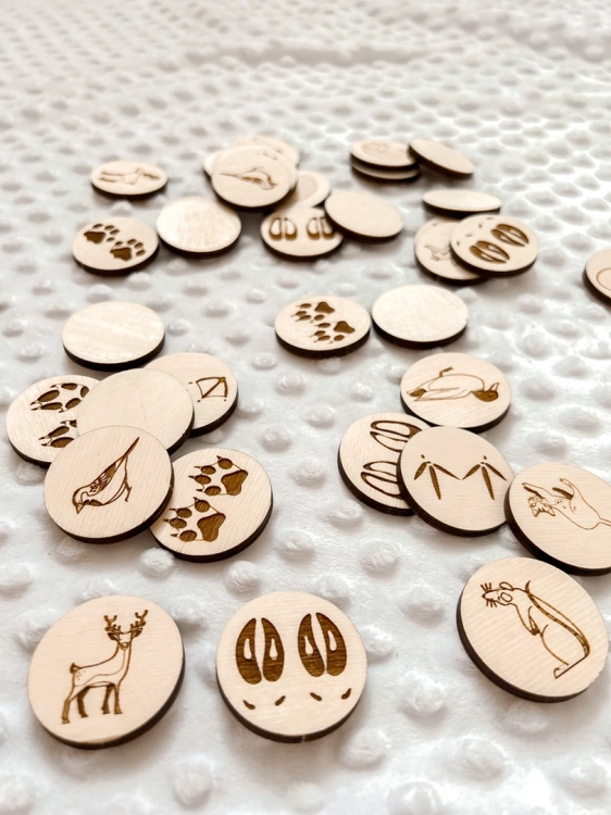 Zbliżenie na drewniane żetony z ilustracjami zwierząt z gry memory Sounds Wood