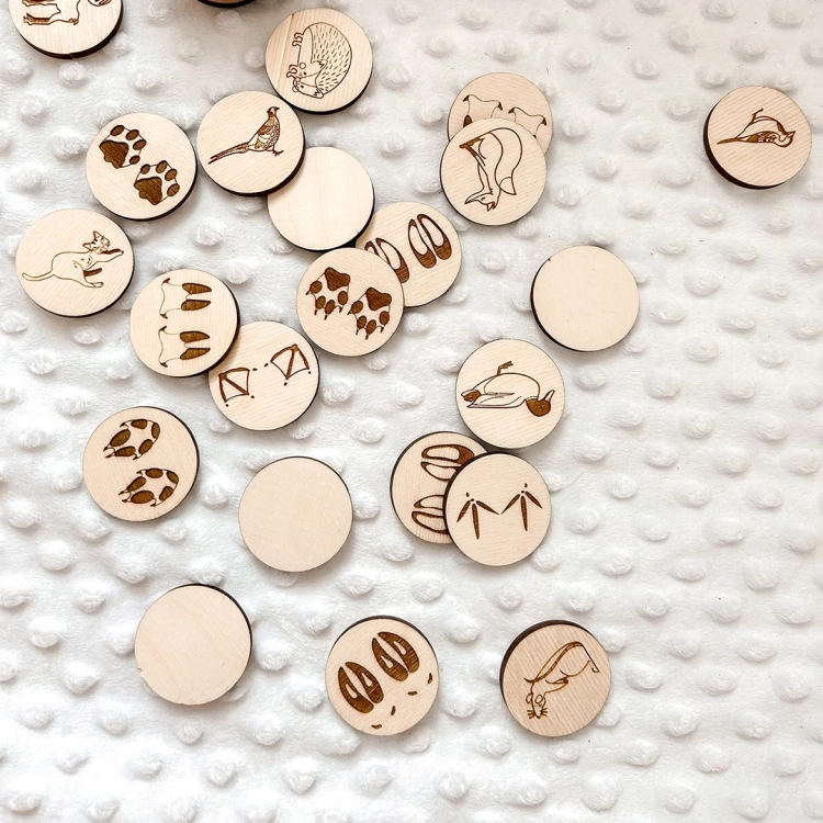 Drewniane elementy gry memory Jesteś na tropie Sounds Wood z wizerunkami zwierząt i ich śladów.