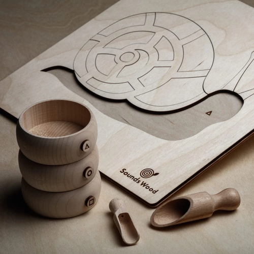 Drewniane puzzle edukacyjne Ktoś nas wsypał – Ślimak – Stuka Puka Sounds Wood na stole