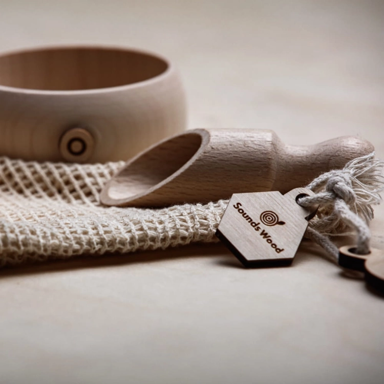 Zbliżenie na elementy zestawu drewnianych puzzli edukacyjnych Puzzle Ktoś nas wsypał – Ślimak – Stuka Puka Sounds Wood