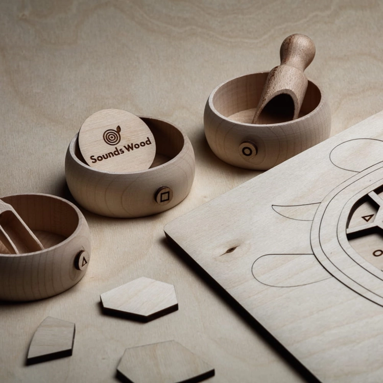 Puzzle Ktoś nas wsypał – żółw – puzzle edukacyjne – Sounds Wood na stole