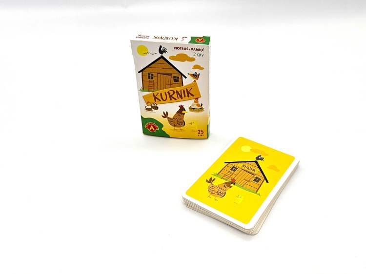 Pudełko gry karcianej Piotruś Pamięć Kurnik oraz stos zakrytych kart na białym tle.