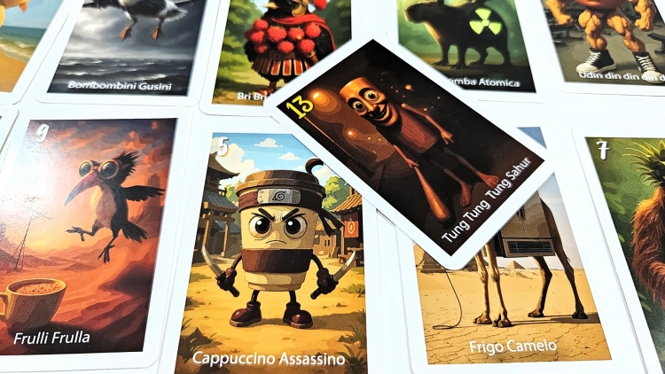 Zblliżenie na karty z gry Piotruś Brainrot Tung Sahur, z kartą "Tung Tung Tung Sahur" na wierzchu, otoczoną innymi kartami z dziwnymi ilustracjami.