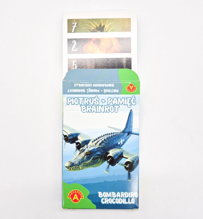 Pudełko gry Piotruś Brainrot Bombardiro Crocodillo z częściowo wysuniętymi kartami, ukazujące górne krawędzie kart.