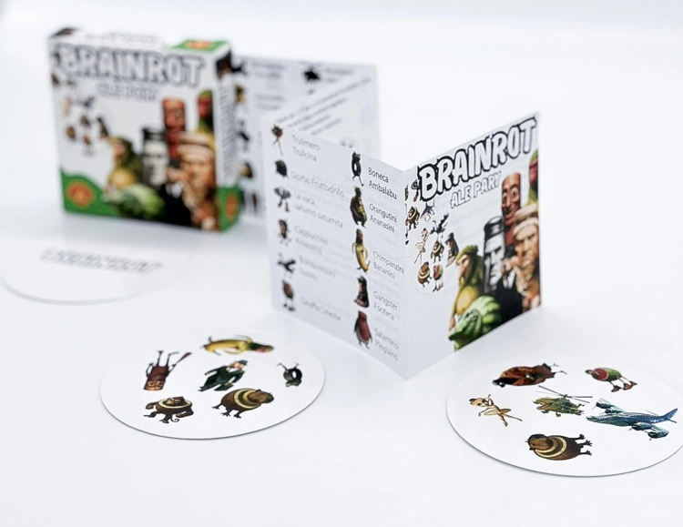 Pudełko gry "Brainrot Ale Pary" obok rozłożonej instrukcji i dwóch okrągłych kart z ilustracjami.