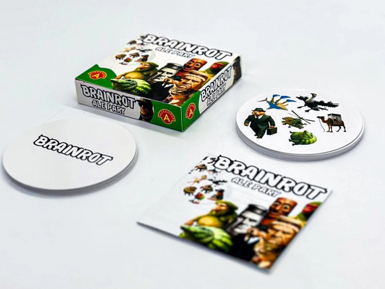 Pudełko gry "Brainrot Ale Pary" obok stosu okrągłych kart i złożonej instrukcji.