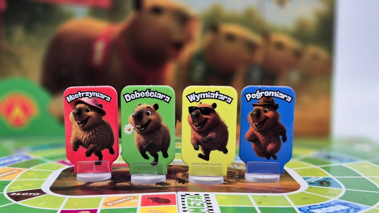 Cztery pionki kapibar o nazwach "Mistrzyniara", "Dębościara", "Wymiatafara" i "Pogromiara" na planszy do gry "Kapibary na Start".