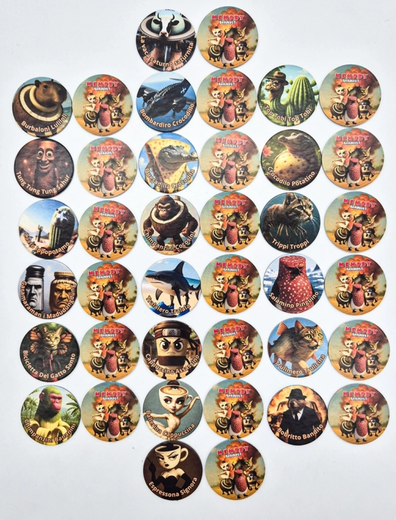 Zblliżenie na okrągłe karty z gry "Memosy Brainrot", przedstawiające surrealistyczne postaci, takie jak "Cappuccino Assassino" i "Trulimero Trulicina".