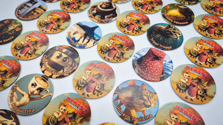 Pudełko gry "Memosy Brainrot" z okładką przedstawiającą grupę dziwnych postaci na tle palmy.