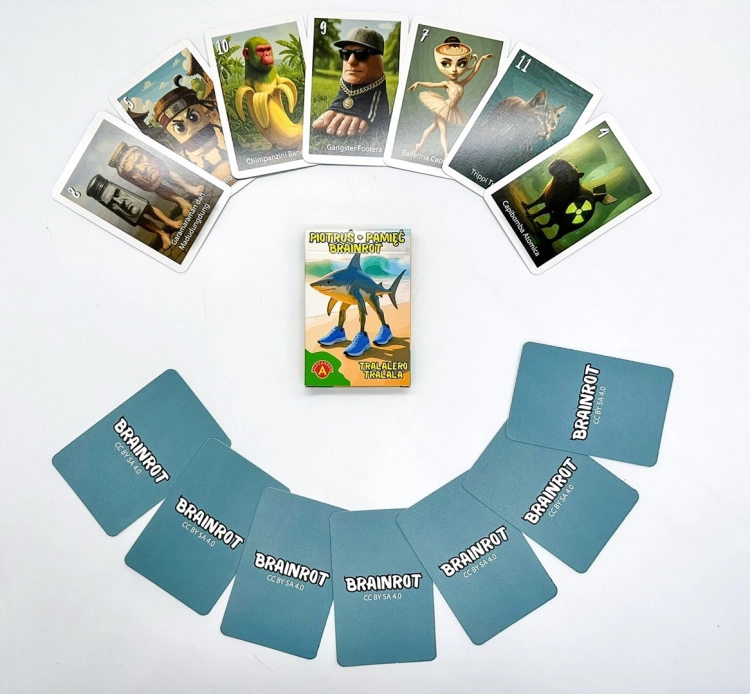 Rozłożone karty z gry Piotruś Brainrot Tralalero Tralala, widoczny worek na karty i kilka kart w dłoniach.