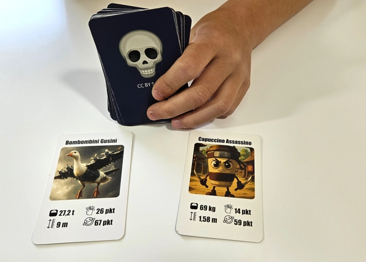 Dwóch graczy wykłada karty Bombombini Gusini i Capuccino Assassino z ręki na stół.