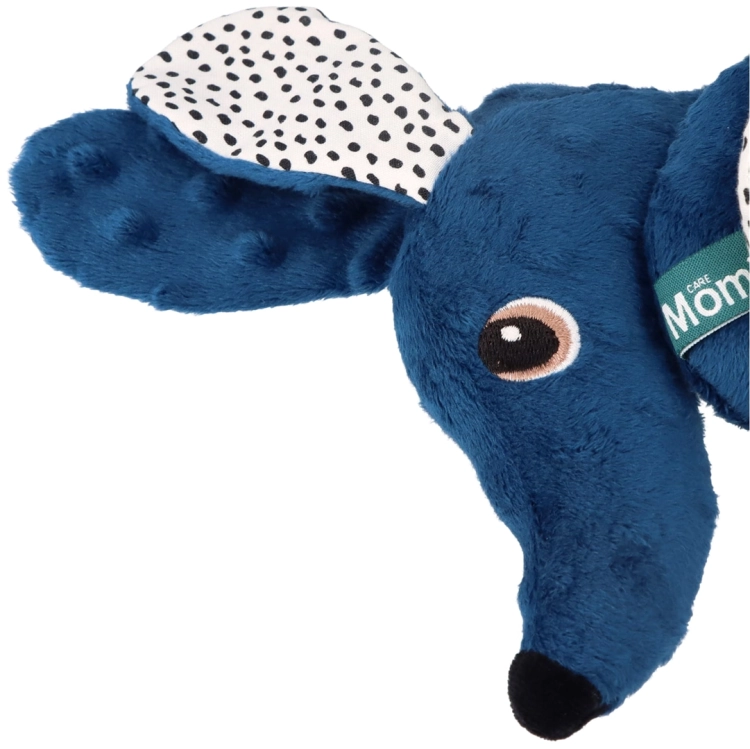 Bardzo duże zbliżenie na głowę psa Jamiś ze spirali edukacyjnej. Wyraźnie widoczne jest jedno ucho (kontrastowe kropki) i metka Mom's Care.