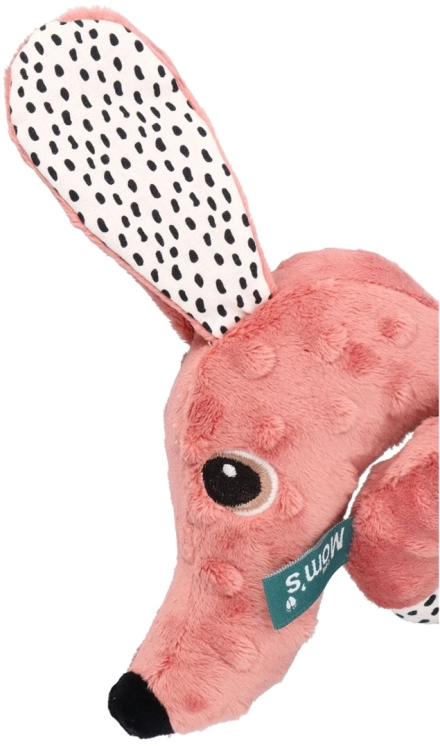 Bardzo bliskie ujęcie głowy różowego psa Jamiś. Widać fakturę materiału, haftowane oko, czarny nosek oraz czarno-białe kropkowane wnętrze ucha.