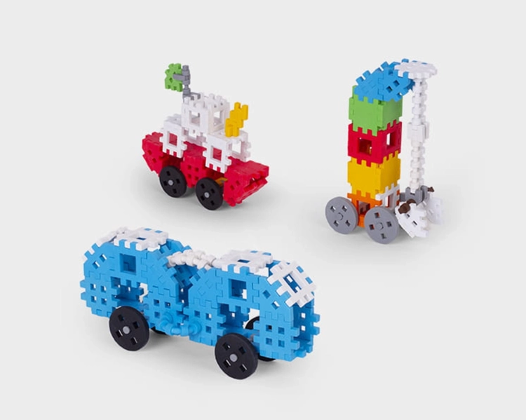 Klocki Marioinex Mini Waffle Constructor 500, zbudowane trzy kolorowe pojazdy.