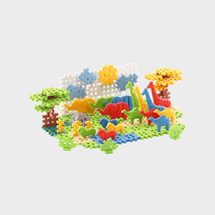 Zbudowana scena safari z klocków Marioinex Mini Waffle Animals, kolorowe zwierzęta i drzewa.