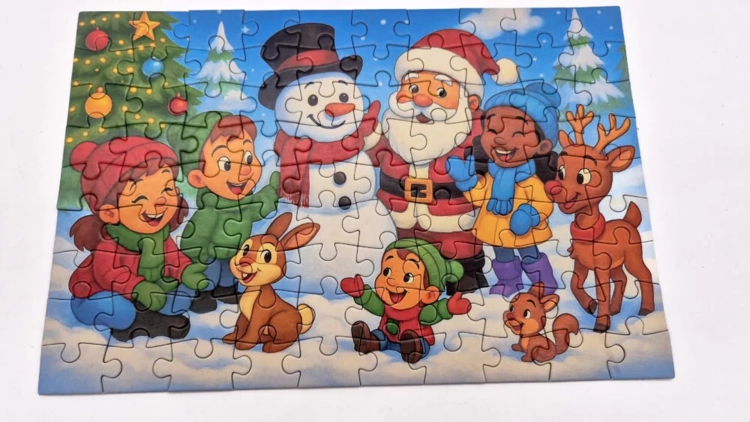 Ułożony obrazek puzzli Multigra 90 el. Bałwanek i Przyjaciele na białym tle.