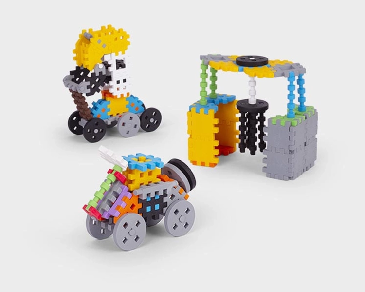 Klocki Marioinex Mini Waffle Constructor, zbudowane trzy różne kolorowe pojazdy i budowle.