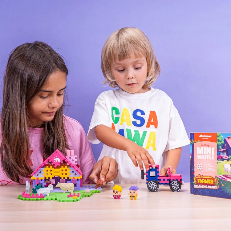Dzieci bawią się klockami Marioinex Mini Waffle Urocze ranczo, budując farmę.