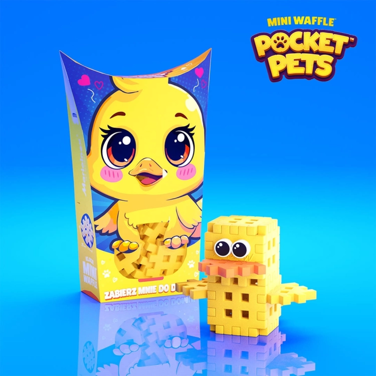 Zbudowana kaczuszka z klocków Marioinex Mini Waffle Pocket Pets obok opakowania na niebieskim tle.