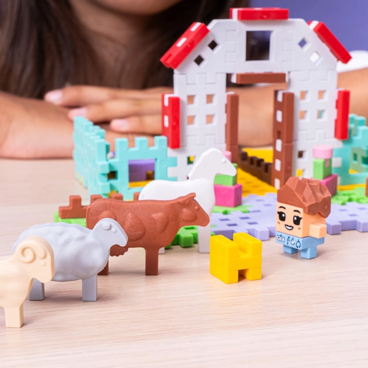 Zbudowane figurki zwierząt, weterynarz i domek z klocków Marioinex Mini Waffle Farmer.