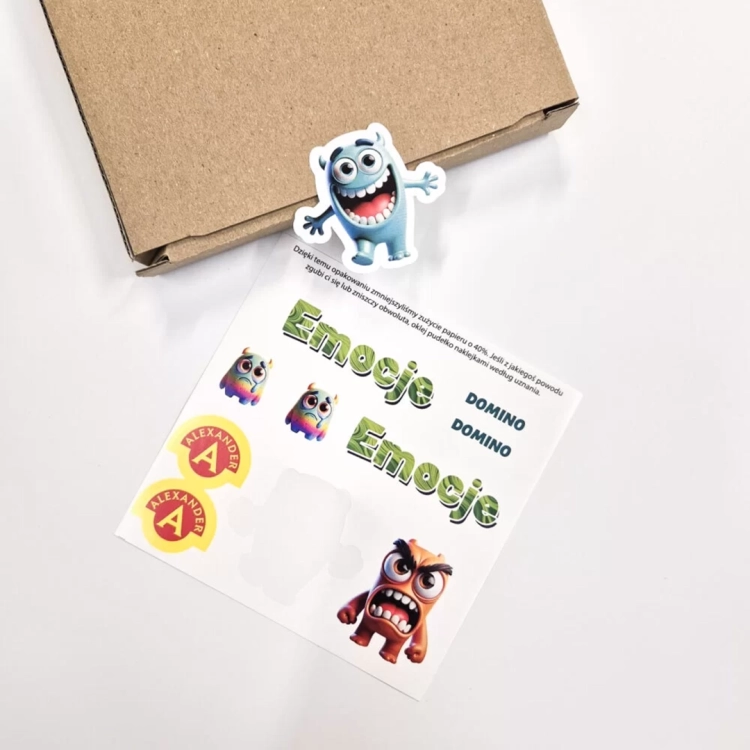 Gra Domino Emocje, widok na arkusz naklejek i rozsypane klocki.