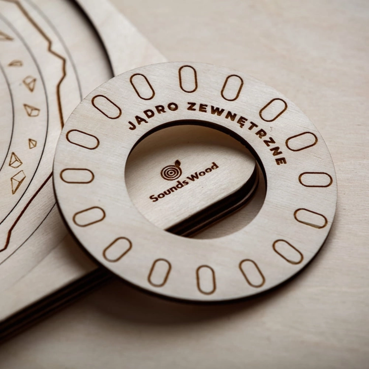 Drewniana warstwa puzzli edukacyjnych Sounds Wood, zbliżenie na element "Jądro Zewnętrzne".