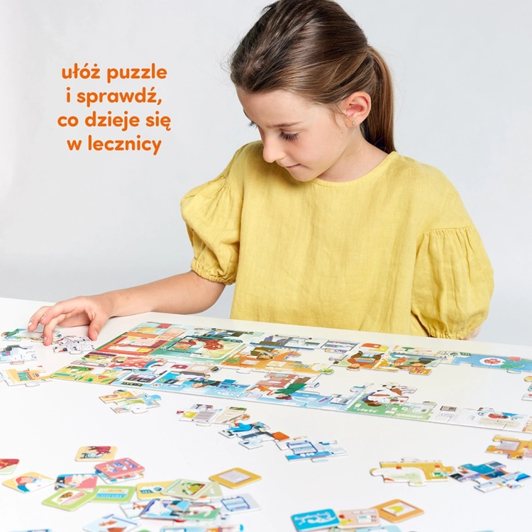 Dziewczynka układa długie puzzle CzuCzu Co robi weterynarz? na białym stole.