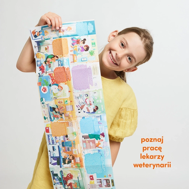 Dziewczynka uśmiecha się, trzymając złożony plakat edukacyjny z puzzli CzuCzu.