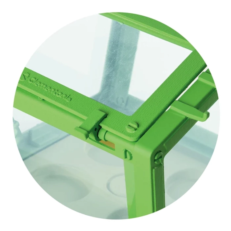 Zbliżenie na zawias i konstrukcję ramki szklarni Clementoni.