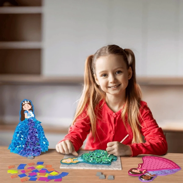 Dziewczynka uśmiecha się, pracując nad suknią księżniczki z zestawu kreatywnego Skillmatics Poke In Art.