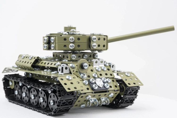 Złożony metalowy model czołgu T-34-85 Metalcraft, widok z boku i pod kątem.