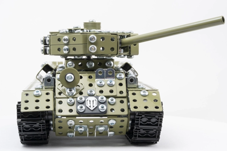 Złożony metalowy model czołgu T-34-85 Metalcraft, widok z przodu na wieżę i armatę.