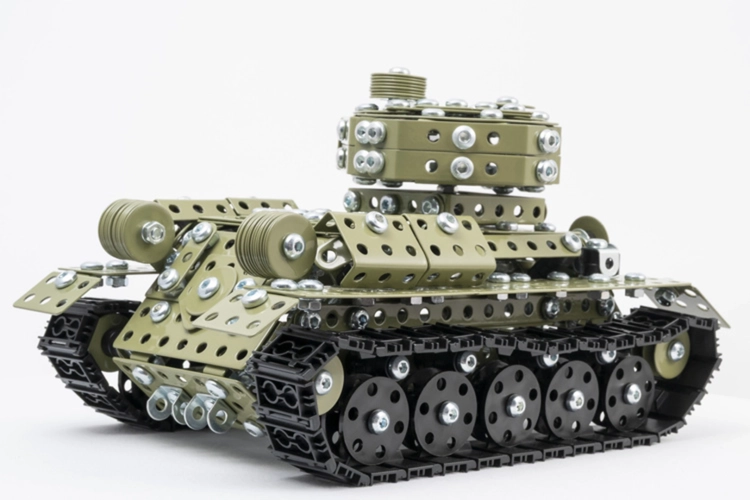 Metalowy model T-34-85 Alexander, widok z boku na gąsienice i kadłub.