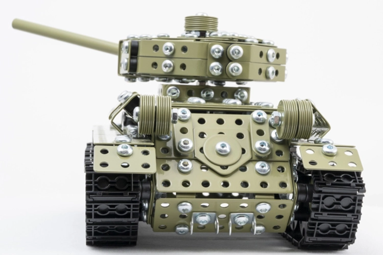 Metalowy model czołgu T-34-85 Alexander, widok z przodu.