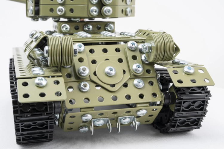 Metalowy model czołgu T-34-85 Alexander, zbliżenie na przedni kadłub.