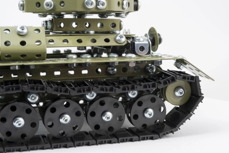 Metalowy model T-34-85 Alexander, zbliżenie na gąsienice i koła jezdne.