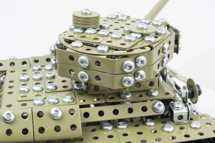 Zbliżenie na wieżę czołgu Metalcraft T-34-85, widok pod kątem.