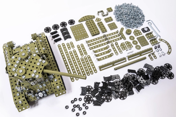 Metalcraft World of Tanks T-34-85, rozłożone wszystkie elementy zestawu konstrukcyjnego.