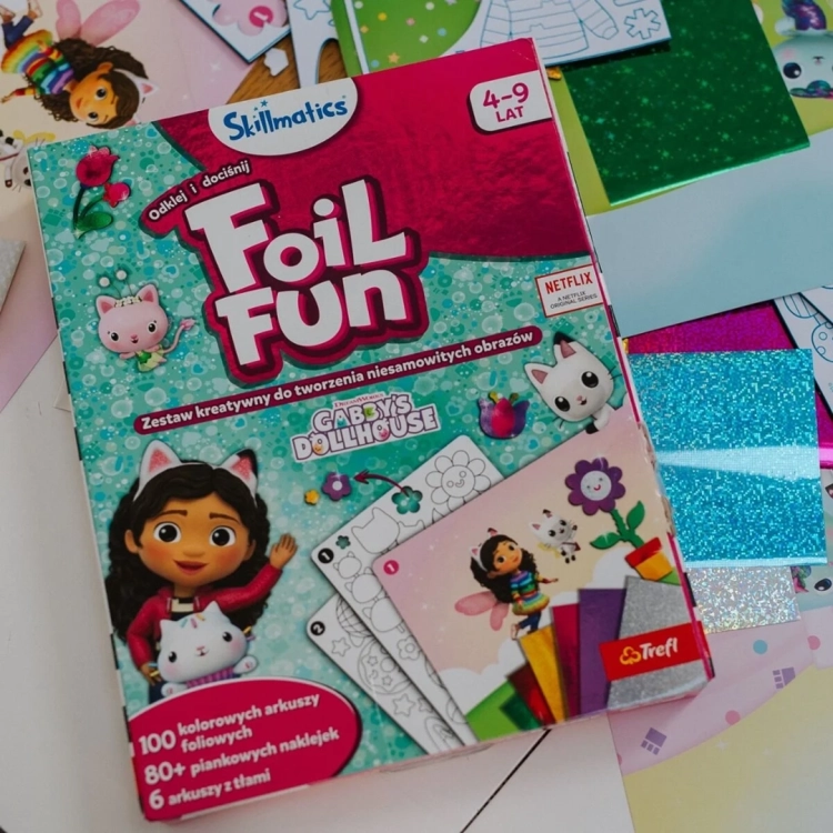 Zbliżenie na pudełko zestawu kreatywnego Skillmatics Foil Fun Koci Domek Gabby.