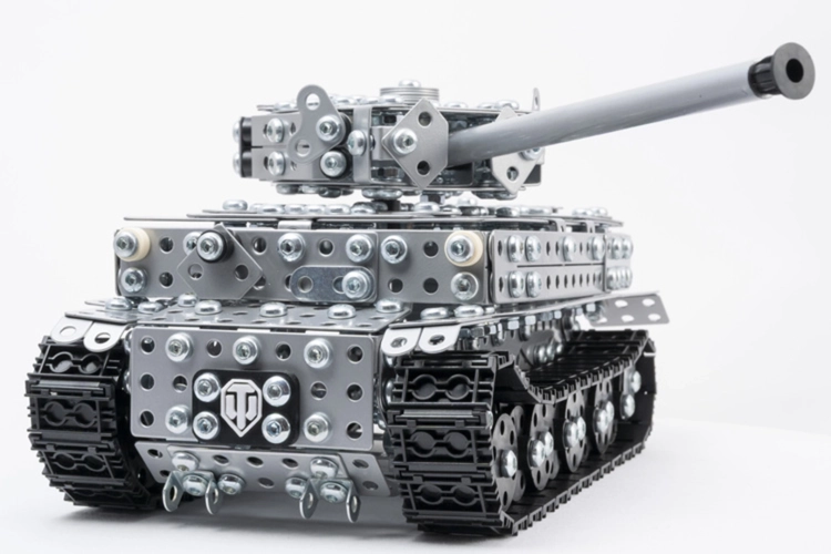 Metalowy model czołgu Tiger I, widok z boku z armatą.