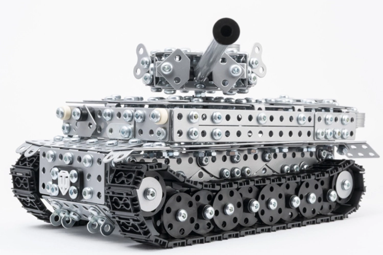 Metalowy model Tiger I Alexander, widok z boku z lufą i gąsienicami.